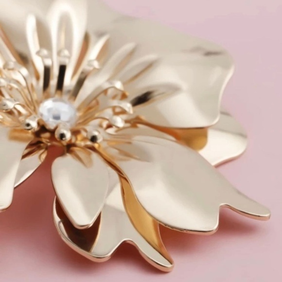 3/$30 💛 Exaggerated Flower Stud Earrings - Picture 6 of 7